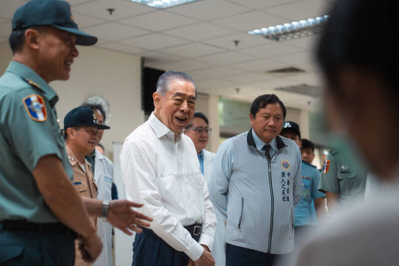 李棟樑榮譽理事長（中）向現場醫護人員表示肯定。（圖：軍聞社提供）