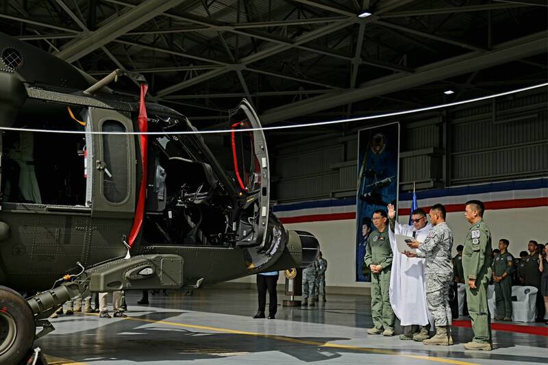 菲國空軍為新進的S-70i直升機進行祈福，從側面可見該機與軍規的UH-60M型機相似，並採用先進的數位化航電儀表。（菲律賓空軍官方Facebook）