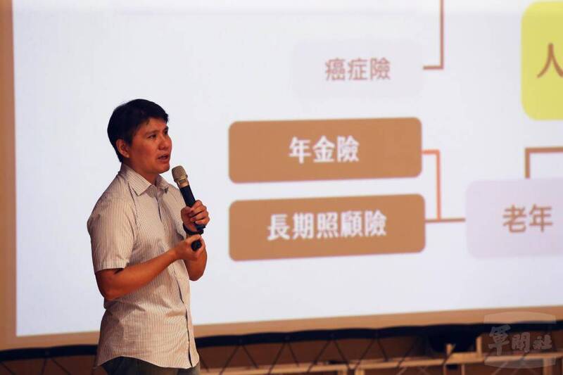 張家瑋講師授課，以「財務規劃策略」為主題。（圖：軍聞社提供）