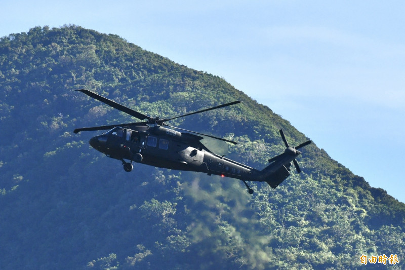 UH-60M黑鷹直升機低空掠過。（記者蔡宗憲攝）