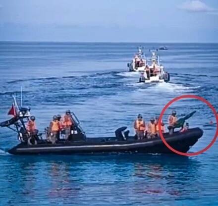 菲律宾军方20日直击,中国海警在仁爱暗沙海域,出动了配备重型武器的快艇(红圈处)。 此举被视为北京在南海升高冲突的最新一步。 (图:菲律宾武装部队)