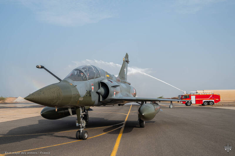 經過性能提升的法軍幻象2000D戰機，不只加裝機砲、新型空對空飛彈，還能掛載雷射導引炸彈，搭配全新的航電系統、戰術資料鏈，大幅提升飛行員態勢感知能力。（法國航太軍官方X帳號）