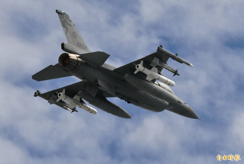 F-16V掛載魚叉飛彈升空的英姿。左右翼尖掛載AIM-120飛彈，其次彈尖為星狀設計的是響尾蛇飛彈，白色飛彈則為空射型魚叉反艦飛彈。（資料照，記者游太郎攝）