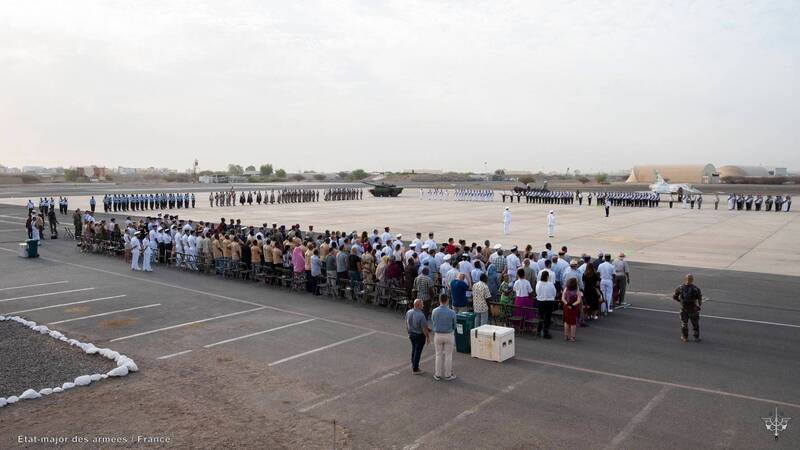 法軍駐吉布地部隊7月14日舉辦法國國慶日慶祝活動之情形。該國是法軍現今在非洲唯一的軍事據點，圖片右上方可見進駐的幻象2000-5F型機。（法國駐吉布地部隊官方Facebook）