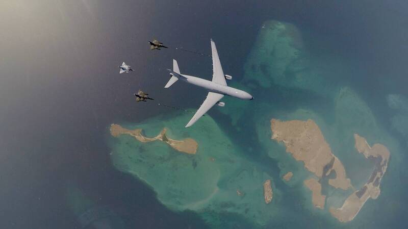 一架法國空軍的A330 MRTT多功能加油／運輸機在前往吉布地途中，為2架幻象2000D型機加油，後方還有一架幻象2000-5F型機隨行。（法國國防部官網）