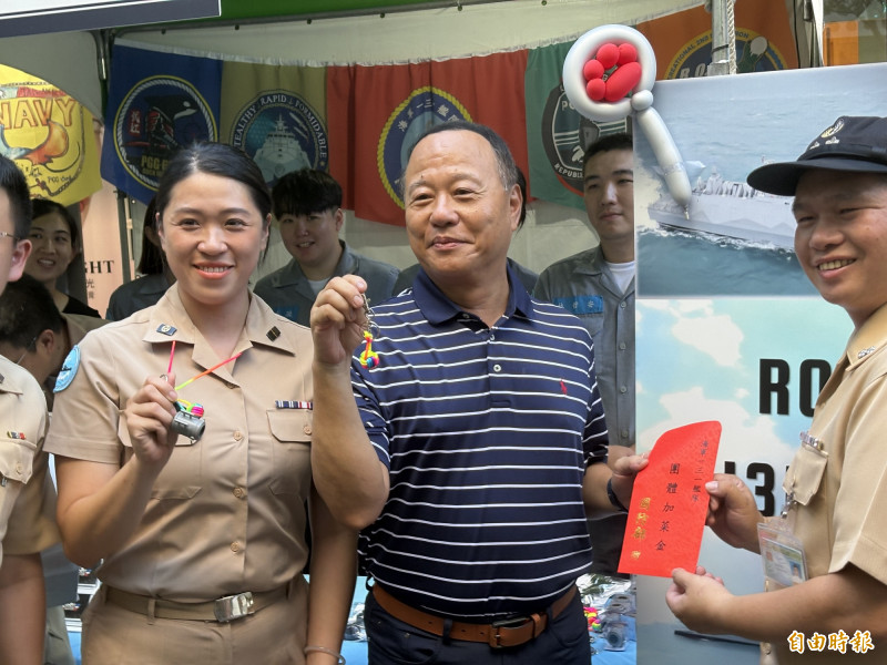 國防部副部長柏鴻輝特別身穿便服到場慰問擺攤官兵、發放加菜金。（記者黃靖媗攝）