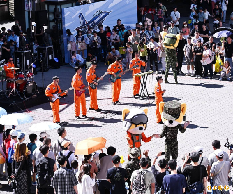 「2025國軍香堤嘉年華」活動有空軍官校輕音樂社的樂團演出。（記者方賓照攝）