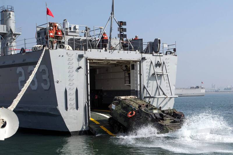圖為我國海軍的中和級戰車登陸艦「中平號」（LST-233），2017年初在南部海域實施兩棲作戰訓練，從艦艉下卸輛AAV7兩棲突擊車。（歐新社資料照）
