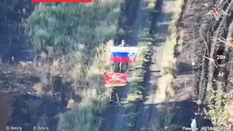 俄國國防部公布的影像顯示，俄軍在第聶伯羅彼得羅夫斯克州的扎波里茲凱，展示俄國的國旗。（路透）