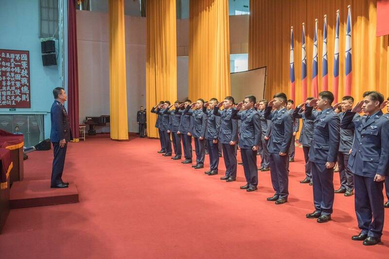空軍112年乙班戰鬥組飛行學員，8月25日正式結訓，由空軍司令鄭榮豐（左）親頒飛鷹徽章，象徵學員通過考驗，成為合格的戰鬥機飛官。（中華民國空軍官方Facebook）