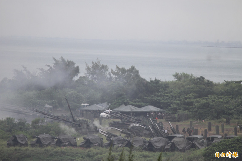 「重砲保養射擊」，由陸軍四三砲指部、裝甲五六四旅及東指部三大單位聯袂參演。（記者蔡宗憲攝）
