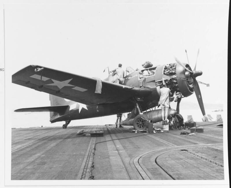 1944年7月，一架F6F「地獄貓」戰鬥機在「埃塞克斯號」航空母艦甲板上進行維護。（圖片取自美國海軍遺產司令部）