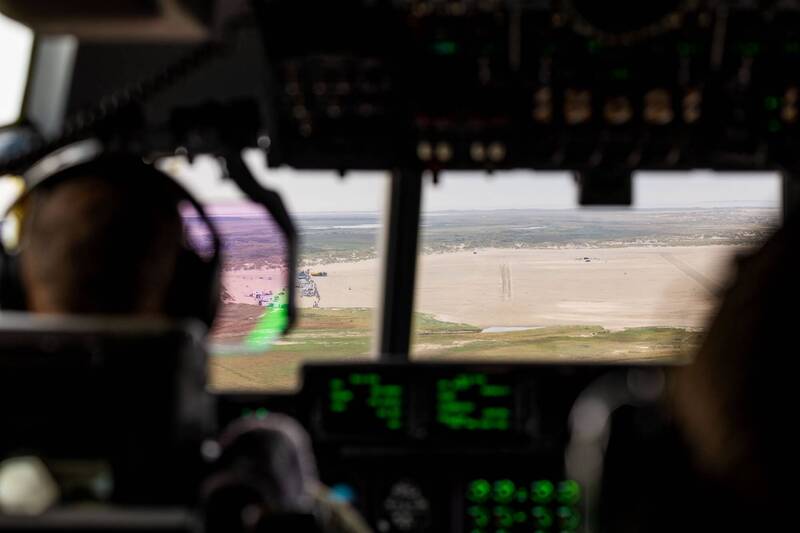 C-130運輸機與A400M運輸機駛向一塊平坦且大面積的沙地，並且從空中即可看到一條被標記的長型降落區。（圖片擷取自北約盟軍空軍司令部臉書）