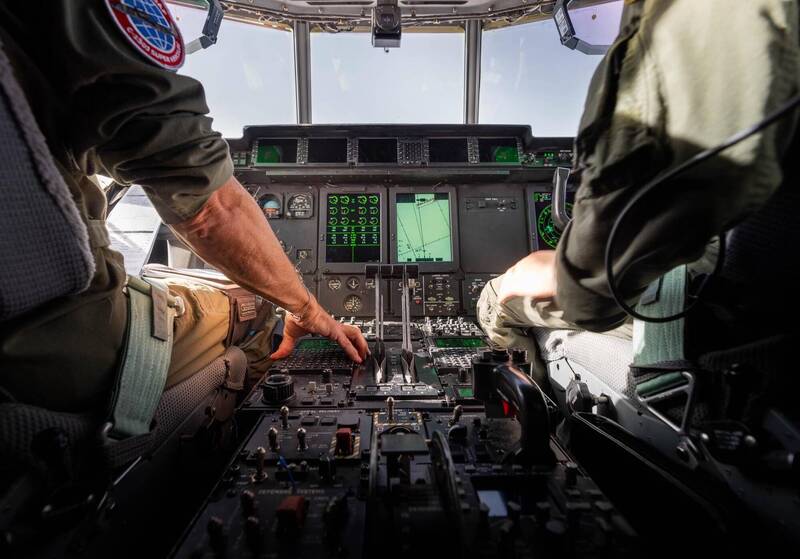 機組員需以低於正常降落速度進場，才能在非常規跑道的地面完成短場落地。（圖片擷取自北約盟軍空軍司令部臉書）