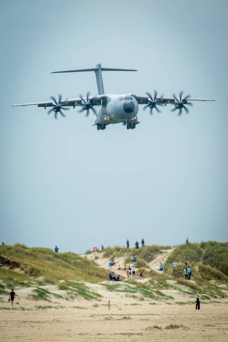 這次野戰訓練也吸引不少民眾到場，在管制區及附近沙丘上，一睹這個難得的軍機落地畫面。（圖片擷取自北約盟軍空軍司令部臉書）