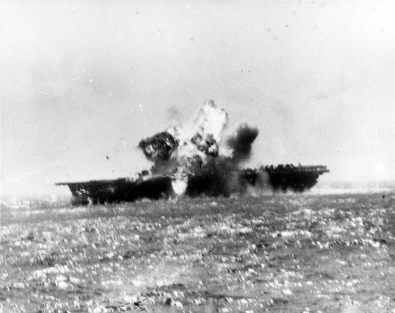 1944年11月，一架日軍神風特攻機被高射砲擊中，撞毀在「埃塞克斯號」航空母艦上。（圖片取自美國海軍遺產司令部）