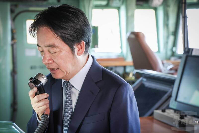 拍攝期間賴清德也向全艦廣播，感謝官兵辛勞，以及眷屬在背後的默默支持。（軍聞社提供）