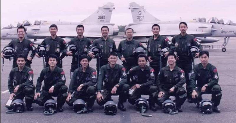 幻象2000-5戰機種子教官出身的曹進平，退伍前5年先後歷練於通次室、空作部、空軍司令部，今年3月於空軍副司令任內退伍，資歷相當豐富。圖為當年首批赴法換裝幻象2000戰機的種子教官，前排右二即為曹進平。（照片由幻象種子教官接受訪談時提供給友人，本報獲授權轉載使用）