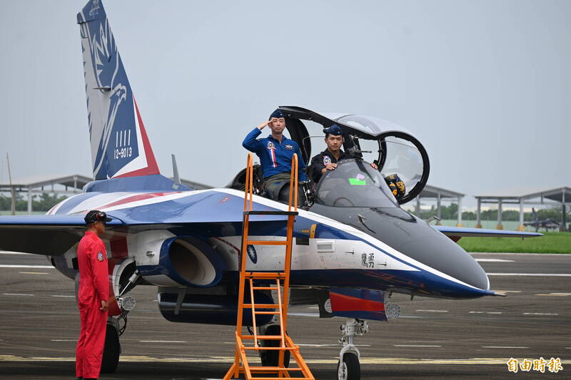 空軍持續接收「勇鷹」高教機，但受全球供應鏈影響，漢翔生產交機進度仍有落後，因此，如何讓該案追進度，成為曹進平上任後的優先課題之一。圖為本月初參與雷虎小組交接傳承儀式的勇鷹高教機和新任雷虎組員。（本報資料照，記者蘇福男攝）