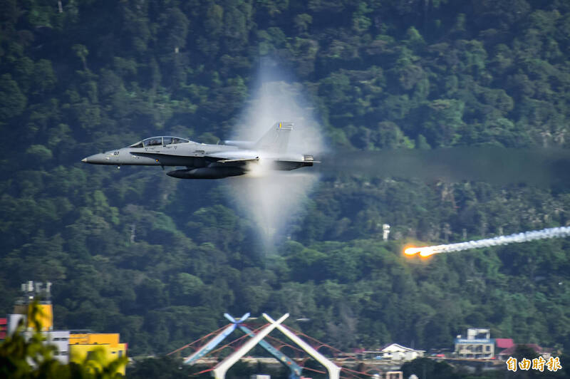馬國原欲增購科威特的38架二手F/A-18C/D型飛機，以取代目前擔任主力的俄製Su-30MKM戰機。圖為參與今年LIMA航展的馬來西亞F/A-18戰機，圖中該機已於上週失事。（資料照/記者劉宇捷攝）