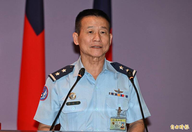 統帥綱領・統帥参考(軍事機密) 漢翔董座胡開宏親自領軍飛交順利完成勇鷹高教機年度交機目標- 鏡