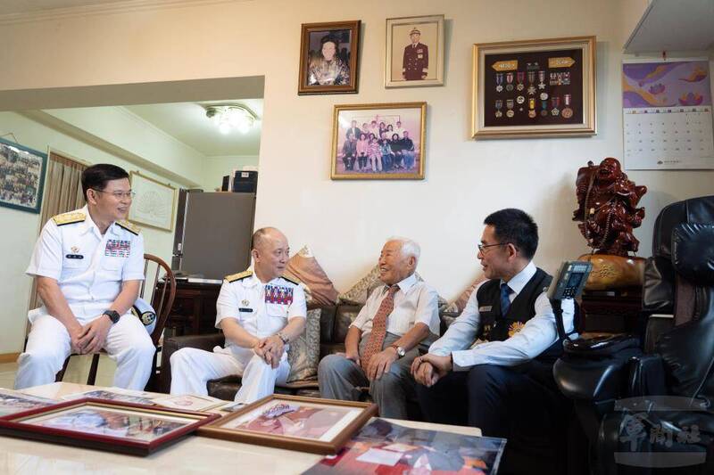 海軍政戰主任劉慶斌中將（左一）預計十月屆退。圖為劉慶斌日前陪同海軍司令唐華上將（左二），頒發「二戰暨抗戰勝利80週年紀念徽章」予曾親身投入抗戰的崔玉崗老先生，感謝其一生對國家的貢獻與犧牲。（圖：軍聞社）