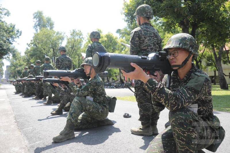 三軍九校院聯合入伍訓練實施紅隼火箭彈課程。（圖：軍聞社丶青年日報提供）