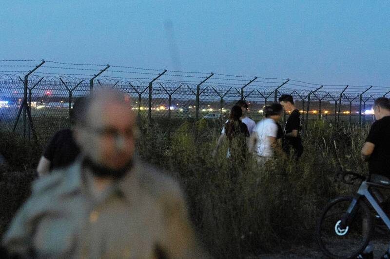 波蘭空軍一架F-16戰鬥機週四在航空展彩排期間墜毀，大批民眾在基地外圍觀。（路透）