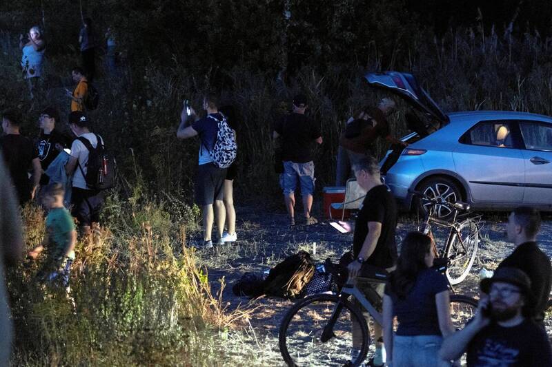 波蘭空軍一架F-16戰鬥機週四在航空展彩排期間墜毀，大批民眾在基地外圍觀。（路透）