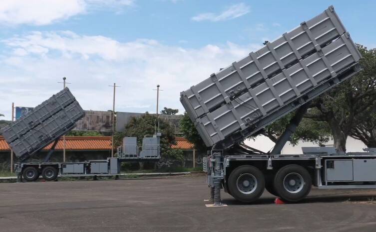 根據總統府發布的影片，國防部放列雄二（右前）、雄三（左後）反艦飛彈發射車。（擷取自總統府影片）