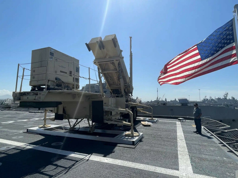 圖為美國陸軍的「愛國者」防空飛彈發射系統，被直接部署在海軍「蒙哥馬利號」濱海戰鬥艦（LCS 8）的飛行甲板上，旨在強化美軍在第一島鏈的遠征防空戰力。（圖：洛克希德·馬丁）