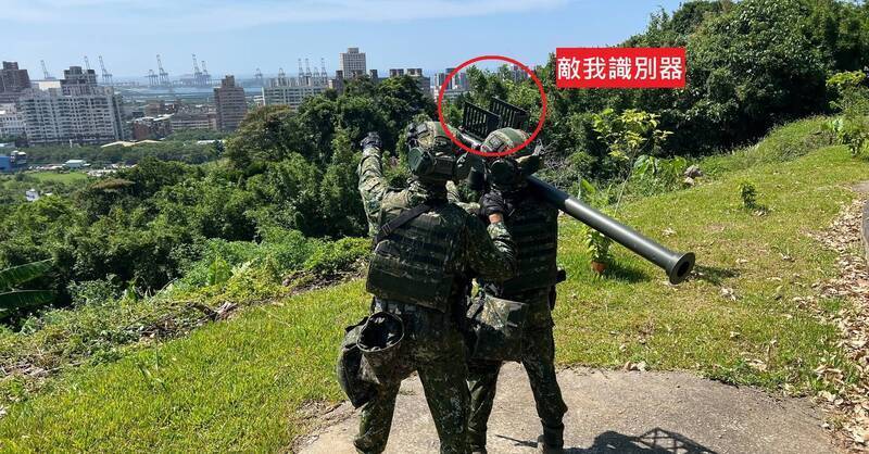 陸軍司令部發布照片，顯示二名特戰官兵在漢光演習期間操作人攜式刺針防空飛彈，並裝上了敵我識別器。（本報編輯；取自陸軍臉書）
