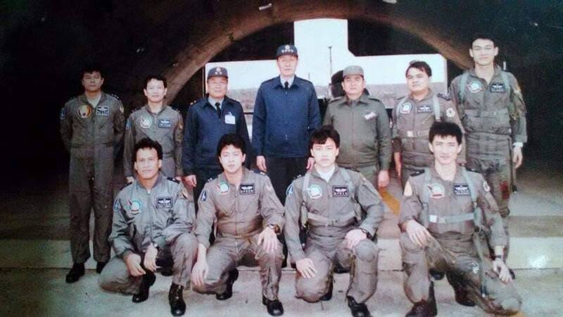 1996年台海飛彈危機期間，時任參謀總長羅本立上將視導駐防澎湖的空軍F-5天駒任務部隊。（讀者提供，本報資料照）