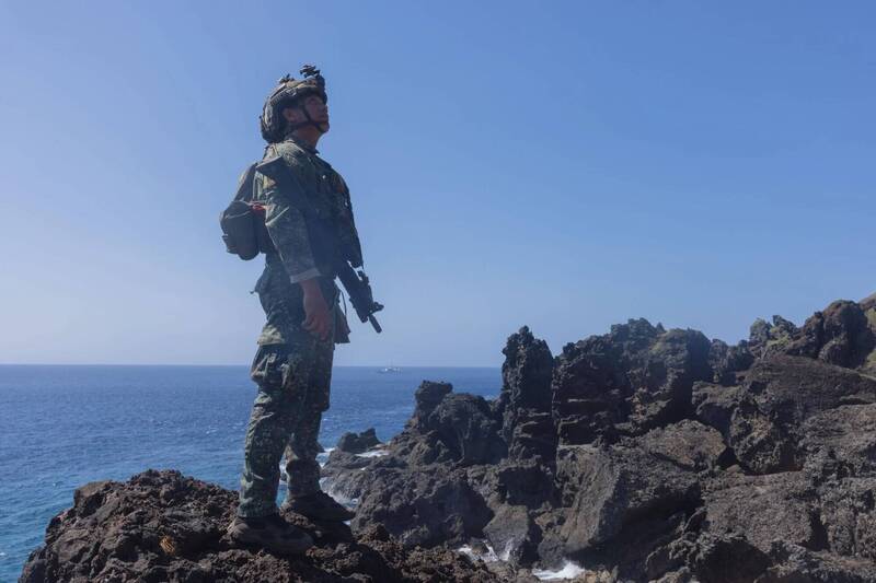 菲國軍事戰略從「安內」轉向「攘外」，圖為一名菲律賓陸戰隊士兵在菲國最北端、緊鄰台灣的雅米島（Mavulis Island）執行偵察任務，凸顯其捍衛北方前線、協防台灣的決心。（圖：美國陸戰隊）