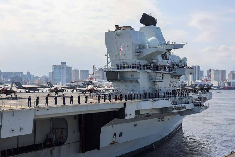英國皇家海軍的「威爾斯親王號」航艦，8月28日下午抵達日本東京國際碼頭，創下二戰後首度訪問東京的記錄。（英國皇家海軍官方X帳號）