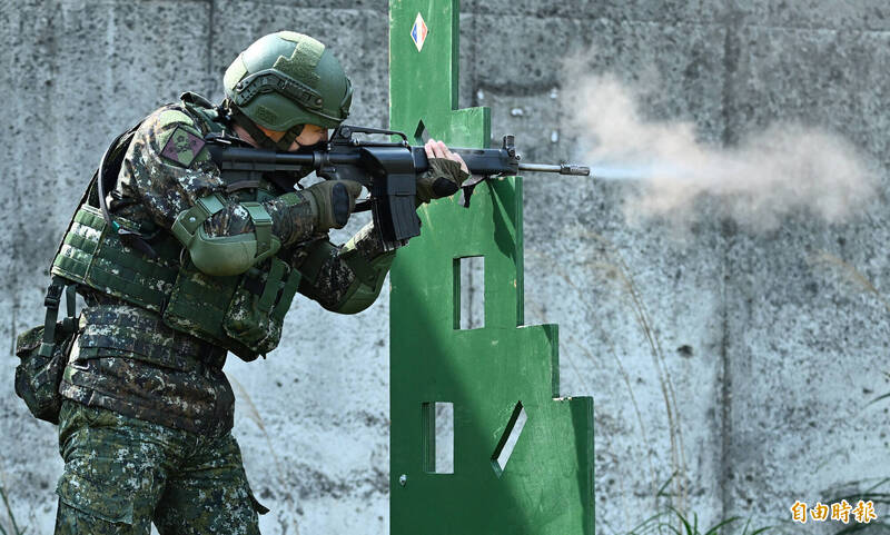 陸軍官兵手持T91步槍參與「快速反應射擊」實彈訓練，國軍明年將斥資近9億元預算採購5.56公厘鋼心彈，可望強化步槍射擊穿透力。（資料照）
