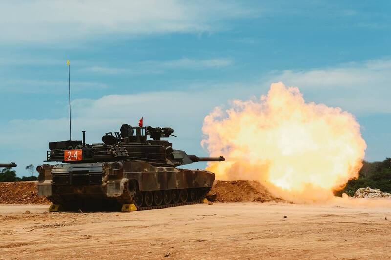 M1戰車今年7月實施120公厘戰車砲射擊。（圖片取自軍聞社臉書）