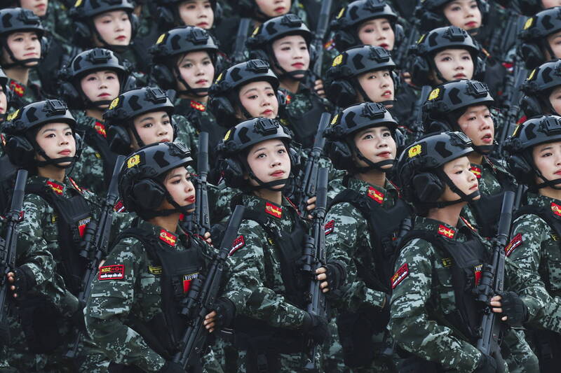 圖為越南女兵方陣參與在河內舉行的獨立80週年國慶閱兵。（歐新社）