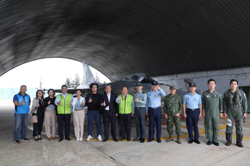 我國距離中國最近的空軍部隊為駐防於澎湖的「天駒部隊」。圖為去年10月立法院外交及國防委員會立委，前往澎湖馬公基地慰問駐防的空軍「天駒部隊」，實地瞭解飛行員24小時的警戒實況。（軍聞社提供）
