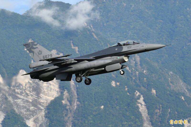圖為F-16V戰機於翼尖裝掛「空戰即時演訓系統莢艙」（藍環者）。（資料照）