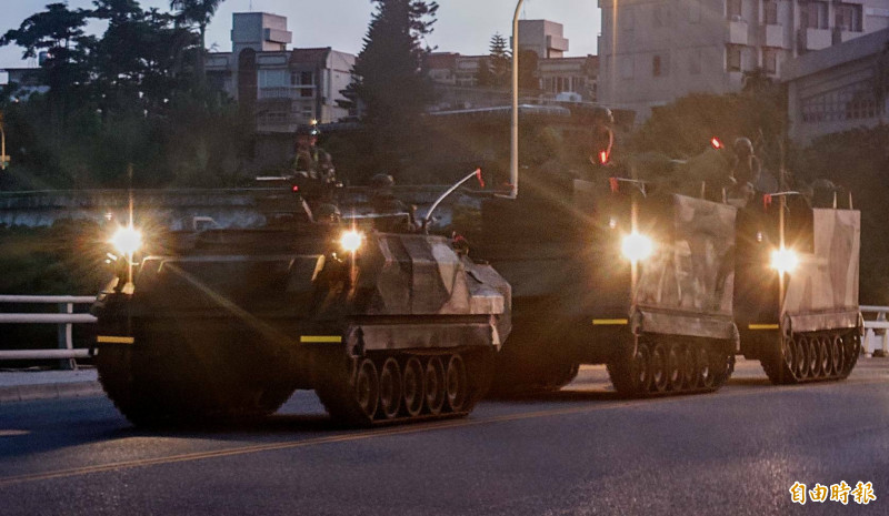 陸軍花防部出動CM-21等各型裝甲車，編組實施戰備偵巡。（記者游太郎攝）