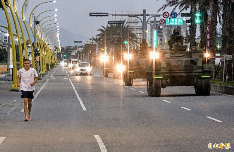 陸軍第二作戰區出動CM-21等裝甲車編組，清晨時分機動前往戰術位置。（記者游太郎攝）