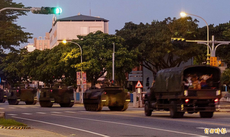 花防部出動裝甲車及各式軍車編組執行戰備偵巡任務，出現在花蓮街頭。（記者游太郎攝）