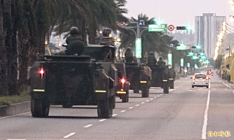 第二作戰區清晨時分出動戰備偵巡編組，機動前往戰術位置執行演訓任務。（記者游太郎攝）