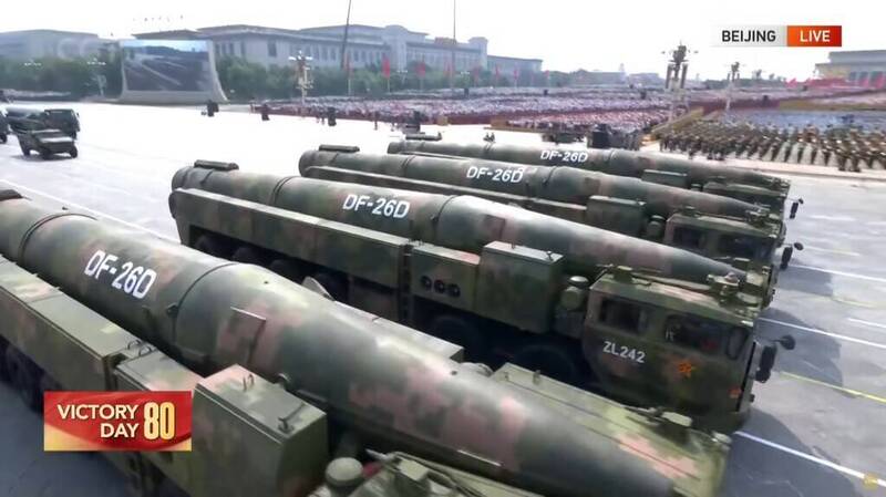 圖為有「關島殺手」之稱的東風-26D（DF-26D）反艦彈道飛彈方隊。其最新改良型號旨在強化獵殺美軍航母的能力。（翻攝央視畫面）