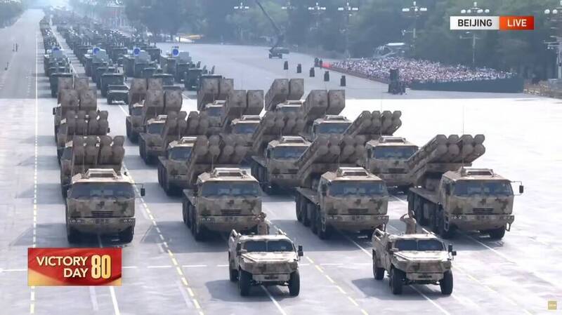 圖為被稱為「中國版海馬斯」的PHL-16多管火箭系統。其遠程打擊能力，被認為在未來台海衝突中將扮演關鍵角色。（翻攝央視畫面）