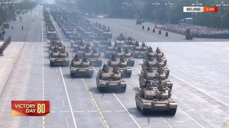 圖為首度在閱兵中亮相的99B主力戰車。此為解放軍第三代戰車的最新改良型號，強化了其主動防禦系統。（翻攝央視畫面）