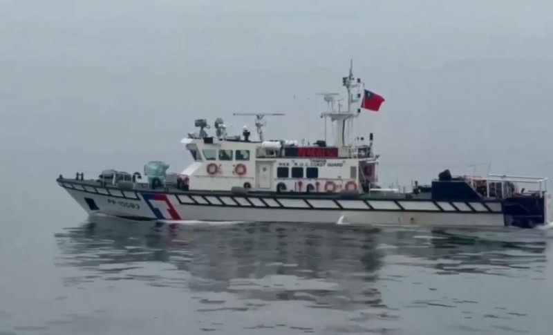 海巡署金馬澎分署第12巡防區派出巡防艇嚴密監控金門及馬祖海域狀況。（金門岸巡隊提供）