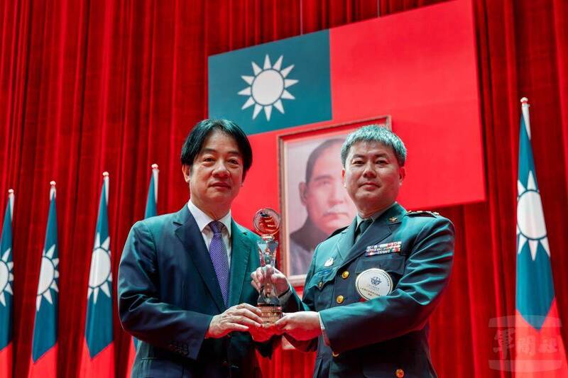 青年日報社獲選114年全民國防教育傑出貢獻獎團體獎，由青報社長謝忠杰上校代表接受賴總統頒獎表揚。（圖：軍聞社提供）