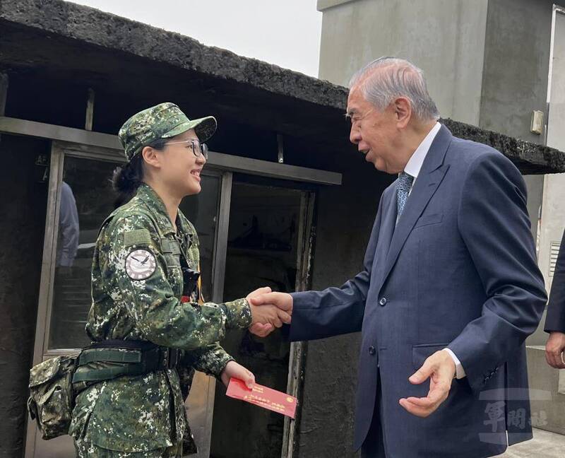 李棟樑榮譽理事長前往哨所慰問執勤人員。（圖：軍友社提供）